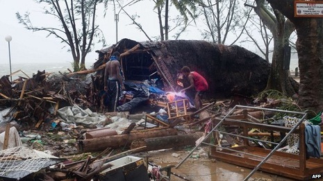 Cyclone `devastates` South Pacific islands of Vanuatu - VIDEO